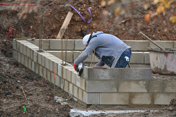 ouvrier maçon sur un chantier de construction