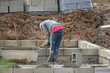 ouvrier maçon sur un chantier de construction