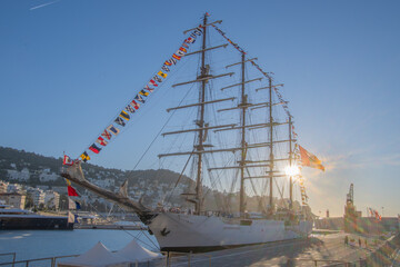 Fototapeta na wymiar Superbe 4 mâts péruvien amarré dans le port Lympia à Nice dans les lueurs du soleil levant.