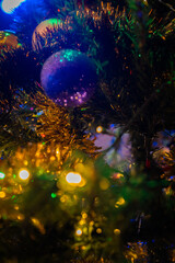 glitzernde Weihnachtskugel im Baum