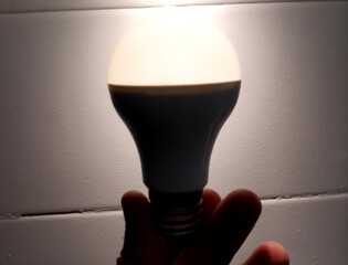 Lâmpada representando conceito de ideias e negócios, estratégia para planejamento de inovação...