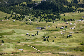 Obraz premium Mountain huts with the beautiful mountainous landscape of Val Gardena in Dolomites.