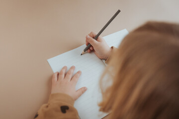 Kind schreibt in leeres Schulheft