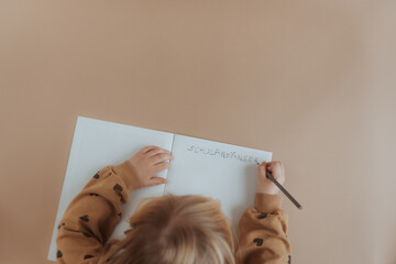 Kind schreibt 