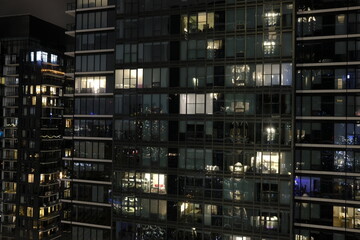 Fototapeta na wymiar Détail d'un immeuble avec des logements durant la nuit
