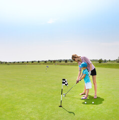 Obraz premium Mother and daughter at the golf course