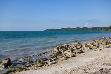 Fototapeta na wymiar Playa sombreron paisaje playa mar oleaje cielo azul arena y rocas vista al mar campeche méxico turismo