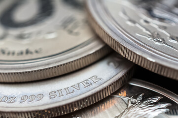 Silbermünzen auf einem Haufen