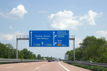 Hinweisschild auf Autobahn 1, Hamburg, Bremen, Oldenburg, Stuhr - obrazy, fototapety, plakaty