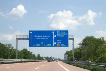 Selbstklebende Fototapeten Hinweisschild auf Autobahn 1, Hamburg, Bremen, Oldenburg, Stuhr © hkama
