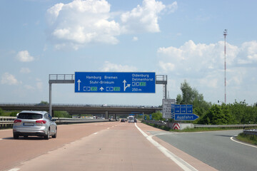 Autobahnschild auf A1, Ausfahrt Oldenburg Bundesautobahn 28 Oldenburg, Delmenhorst
