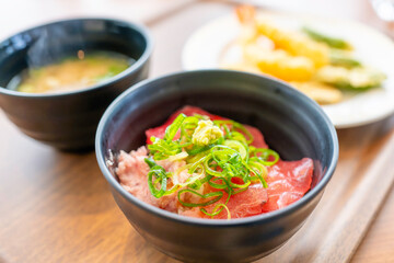 食堂のランチで食べるマグロ丼