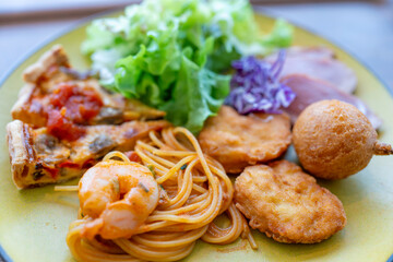 昼食のランチで食べる洋食が盛られた皿
