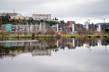 Naklejka premium Vista parcial da cidade de Coimbra a partir das margens do Rio Mondego