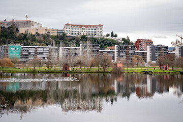 Obraz premium Vista parcial da cidade de Coimbra a partir das margens do Rio Mondego