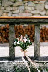 Fototapeta na wymiar Wedding bouquet stands near a wooden bench