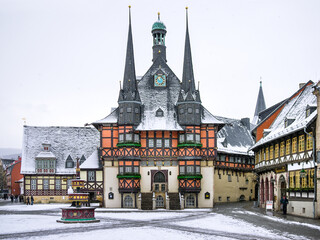 Marktplatz Wernigerode im Schneefall entzerrt