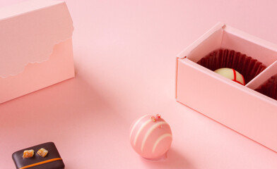chocolate gift on pink background. ピンク背景上にあるチョコレートギフト