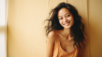 Naklejka premium Portrait of beautiful young asian woman smiling and looking at camera