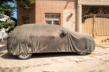 un voiture sous une bâche de protection dans la ville de Dakar au Sénégal en Afrique