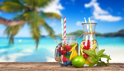 Wasser mit frischen Früchten am Strand