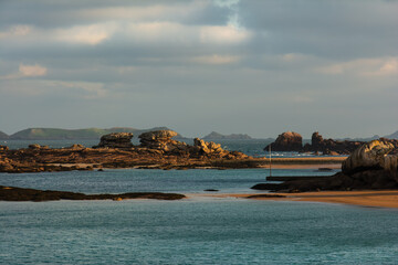 Beau paysage de la baie de Coz-Pors à Trégastel en Bretagne - France