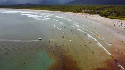 Ondas e orla da praia da Barra do Sahy em São Sebastião, São Paulo, Brasil