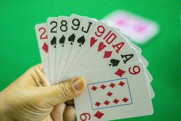 Mão feminina segurando cartas de baralho, foto feita em são paulo em 04 janeiro 2024