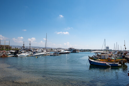 Der Hafen von Paphos, der Hauptstadt Zyperns, an einem sonnigen Septembertag.