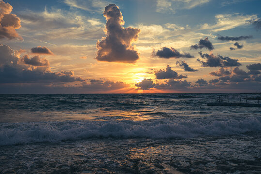 Himmlisch. Zypern-Meer Landschaft bei Sonnenuntergang mit Wolken und Sonnenstrahlen