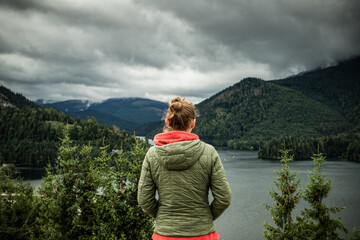 Naklejka premium beautiful lake surrounded by green fir trees