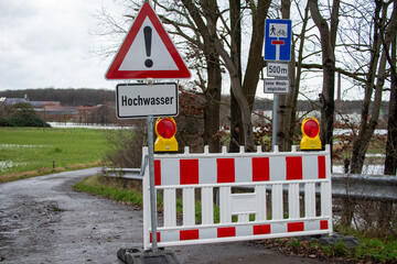 Warnschild Hochwasser an der Weser - 708004343
