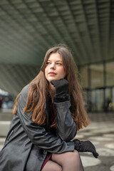 Fototapeta premium selbstbewusste junge Frau mit schwarzem Mantel