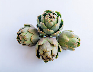 Fototapeta premium Carciofo a spicchi e intero in un piatto bianco