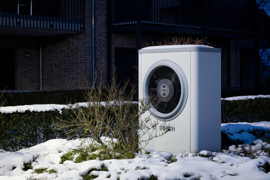 Heizperiode mit Luft-Wärmepumpe von Bosch im Winter mit Schnee
