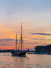 Segelschiffe auf der Warnow im Sonnenuntergang während der Hanse Sail in Rostock