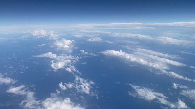 des nuages dans le ciel depuis la fen&ecirc;tre de l'avion	