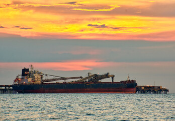 Fototapeta premium SHIP LOADING