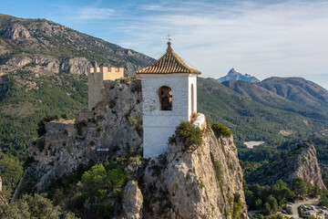 Fototapeta na wymiar View of the medieval Guadalest castle with a part of the fortifications in the tourist town of Guadalest in a mountainous area of the Marina Baixa comarca, in Alicante, Spain