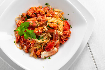 Primo piano di deliziose linguine al sugo di granchio, pasta italiana, cibo mediterraneo