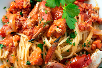 Primo piano di deliziose linguine al sugo di granchio, pasta italiana, cibo mediterraneo