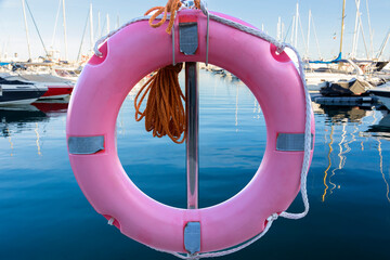 Salvavidas rosa en el puerto deportivo de Fuengirola en España