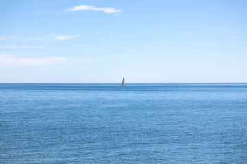 mar mediterráneo con el horizonte y cielo con un velero cortando el horizonte imagen minimalista de un día soleado en el mar