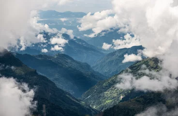 Photo sur Plexiglas Makalu Beautiful white cumulus clouds over Himalayas mountains valley covered rain forest jungles in Makalu Barun National Park near Chatra Khola settlement. Mera peak climbing route, Himalayas, Nepal.