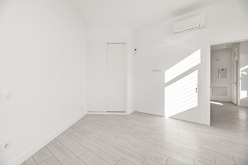 Empty room in a loft-type house with a built-in wardrobe with sliding doors to access other rooms