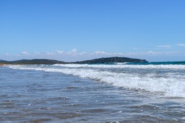 Fototapeta na wymiar waves crashing on the beach