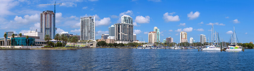 Fototapeta premium Saint Petersburg, Florida - A panoramic view of waterfront skyline of Saint Petersburg at shore of Tampa Bay on a sunny and calm Autumn morning. Saint Petersburg, Florida, USA.