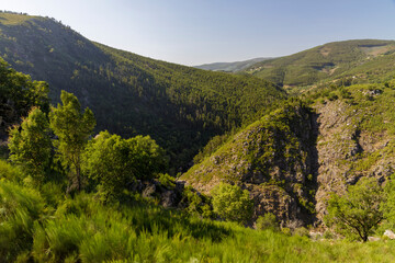 Obraz premium Arouca 516 suspension pedestrian bridge and Paiva walkways