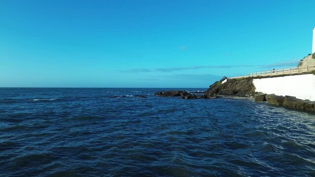 Vuelo rasante sobre el mar azul