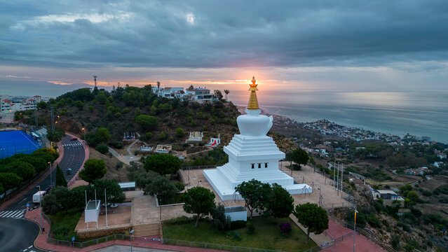 amanecer en la estupa de la iluminaci&oacute;n de Benalm&aacute;dena, Andaluc&iacute;a